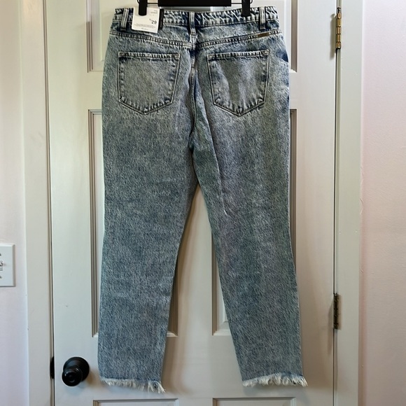 NWT KanCan Collie High Rise Mom Jeans Medium Wash - Size 29 / 11 - Picture 4 of 10